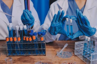 Laboratuvarda kan testi. Dispanser ile çalışan laboratuvar asistanı. Kanlı vakum tüpleri..