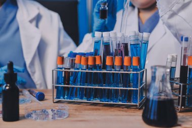 Laboratuvarda kan testi. Dispanser ile çalışan laboratuvar asistanı. Kanlı vakum tüpleri..