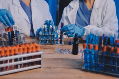 Laboratuvarda kan testi. Dispanser ile çalışan laboratuvar asistanı. Kanlı vakum tüpleri..