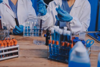 Laboratuvarda kan testi. Dispanser ile çalışan laboratuvar asistanı. Kanlı vakum tüpleri..