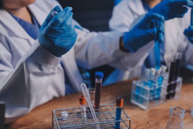 Laboratuvarda kan testi. Dispanser ile çalışan laboratuvar asistanı. Kanlı vakum tüpleri..