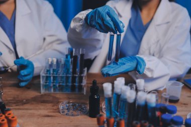 Laboratuvarda kan testi. Dispanser ile çalışan laboratuvar asistanı. Kanlı vakum tüpleri..