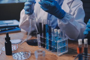 Laboratuvarda kan testi. Dispanser ile çalışan laboratuvar asistanı. Kanlı vakum tüpleri..