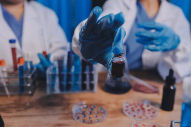 Laboratuvarda kan testi. Dispanser ile çalışan laboratuvar asistanı. Kanlı vakum tüpleri..