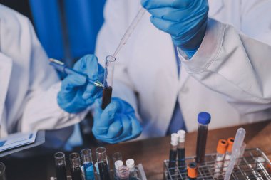 Laboratuvarda kan testi. Dispanser ile çalışan laboratuvar asistanı. Kanlı vakum tüpleri..