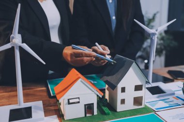 Karbon dengeli fiyat raporu CO2 emisyonu. ESG etik KOBİ ofisindeki gelecekteki büyüme ağı sıfır atığı küresel ısınma sosyal meseleleri projesini koruyor. Bir grup Asyalı SDG 'nin planı