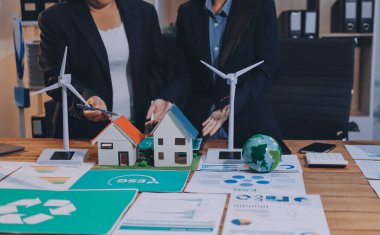 Karbon dengeli fiyat raporu CO2 emisyonu. ESG etik KOBİ ofisindeki gelecekteki büyüme ağı sıfır atığı küresel ısınma sosyal meseleleri projesini koruyor. Bir grup Asyalı SDG 'nin planı