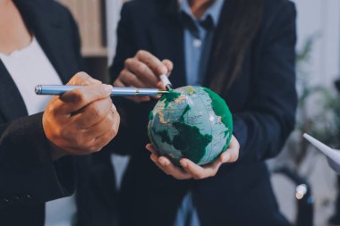 Karbon dengeli fiyat raporu CO2 emisyonu. ESG etik KOBİ ofisindeki gelecekteki büyüme ağı sıfır atığı küresel ısınma sosyal meseleleri projesini koruyor. Bir grup Asyalı SDG 'nin planı