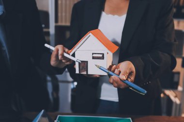 Karbon dengeli fiyat raporu CO2 emisyonu. ESG etik KOBİ ofisindeki gelecekteki büyüme ağı sıfır atığı küresel ısınma sosyal meseleleri projesini koruyor. Bir grup Asyalı SDG 'nin planı