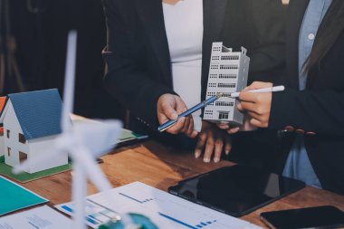 Karbon dengeli fiyat raporu CO2 emisyonu. ESG etik KOBİ ofisindeki gelecekteki büyüme ağı sıfır atığı küresel ısınma sosyal meseleleri projesini koruyor. Bir grup Asyalı SDG 'nin planı