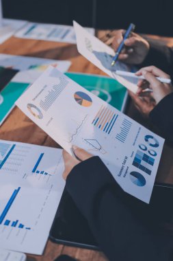 Karbon dengeli fiyat raporu CO2 emisyonu. ESG etik KOBİ ofisindeki gelecekteki büyüme ağı sıfır atığı küresel ısınma sosyal meseleleri projesini koruyor. Bir grup Asyalı SDG 'nin planı