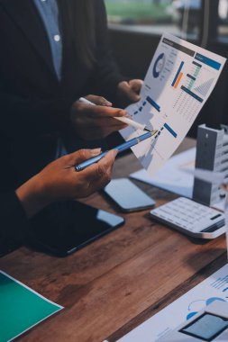 Karbon dengeli fiyat raporu CO2 emisyonu. ESG etik KOBİ ofisindeki gelecekteki büyüme ağı sıfır atığı küresel ısınma sosyal meseleleri projesini koruyor. Bir grup Asyalı SDG 'nin planı