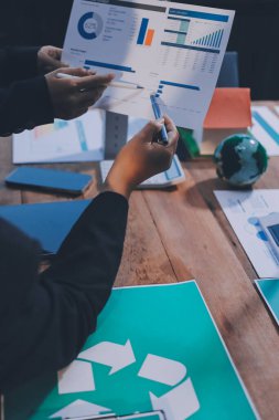 Karbon dengeli fiyat raporu CO2 emisyonu. ESG etik KOBİ ofisindeki gelecekteki büyüme ağı sıfır atığı küresel ısınma sosyal meseleleri projesini koruyor. Bir grup Asyalı SDG 'nin planı