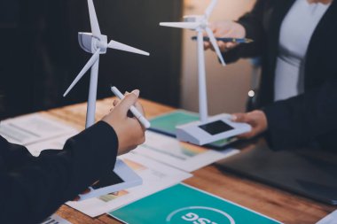 Karbon dengeli fiyat raporu CO2 emisyonu. ESG etik KOBİ ofisindeki gelecekteki büyüme ağı sıfır atığı küresel ısınma sosyal meseleleri projesini koruyor. Bir grup Asyalı SDG 'nin planı
