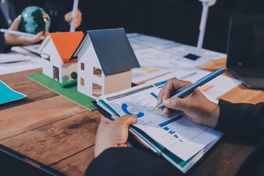 Karbon dengeli fiyat raporu CO2 emisyonu. ESG etik KOBİ ofisindeki gelecekteki büyüme ağı sıfır atığı küresel ısınma sosyal meseleleri projesini koruyor. Bir grup Asyalı SDG 'nin planı