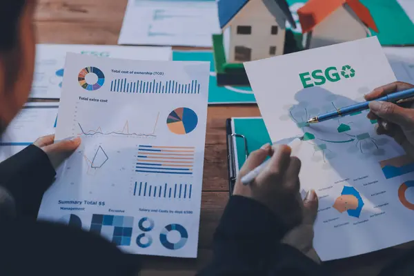 Karbon dengeli fiyat raporu CO2 emisyonu. ESG etik KOBİ ofisindeki gelecekteki büyüme ağı sıfır atığı küresel ısınma sosyal meseleleri projesini koruyor. Bir grup Asyalı SDG 'nin planı