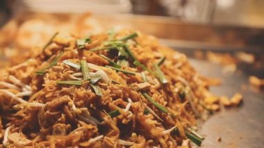 Tavada sebzeli kızarmış erişte.