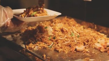 Şef mutfakta yemek pişiriyor.