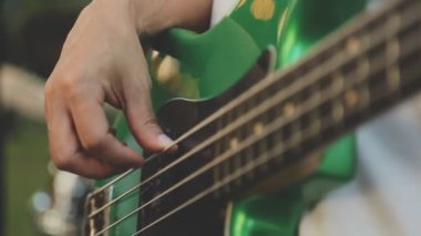 Elektro gitar çalan adam