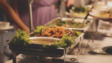 Yemek partisindeki insanlar.