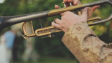 İnsan trompet çalarken yakın çekim