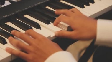 Piyano anahtarları. Piyano tuşlarını kapat. Eller piyanonun üstünde. Piyano. müzik.