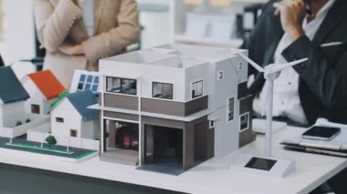 Emlak konsepti. Minyatür bir ev modeli..