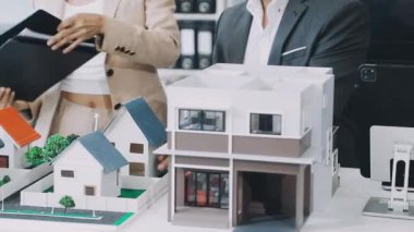 Emlakçı ev modelini gösteriyor..