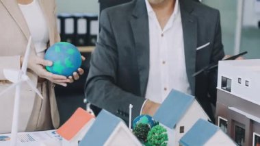 Ev modelini tutan genç iş adamlarına yakın çekim