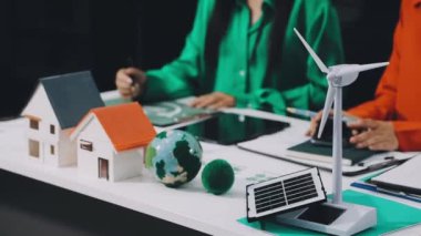 Yeşil enerji modeli tutan bir kadın.