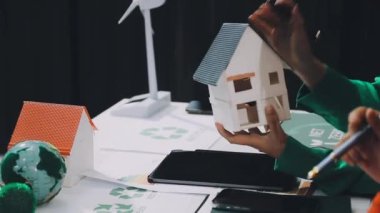 Model bir ev modeliyle kadın elleri