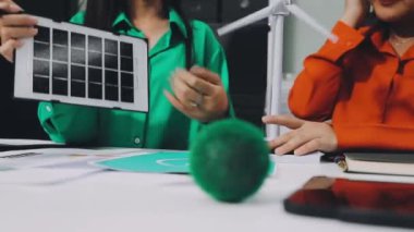 Güneş paneli ve güneş enerjisi tutan kadın.