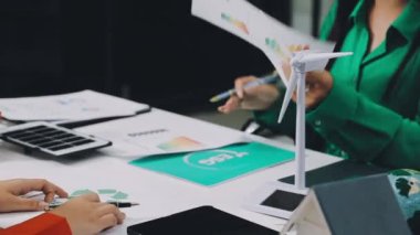 Genç bayan mühendis ofiste proje üzerinde çalışıyor.