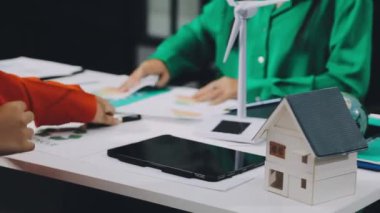 Ofiste çalışan mühendis modeli olan genç bir kadın mimar.