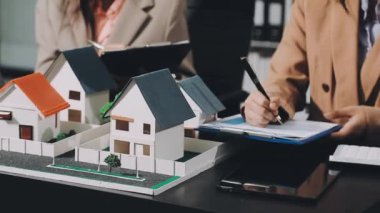 ev modeli tutan kadın