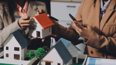 Mühendisle birlikte kadın mimarın kapanışı.