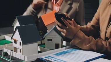 Model kullanan bir kadın mimar