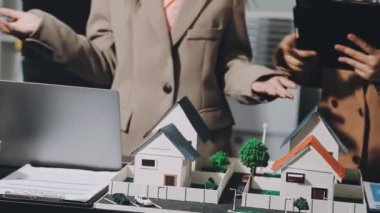 Gerçek bir iş adamı temsilcisi ev almak için yeni planı tartışıyor. Emlakçı ya da müşteri kredisi acentesi ya da sigorta konsepti. Emlakçı kredisi ya da