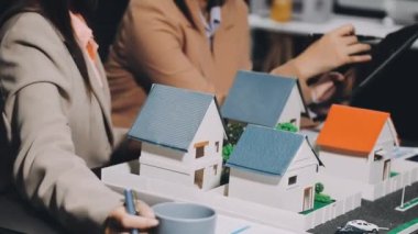 yakın plan - projede çalışan mühendis ve mühendis kadın mühendis