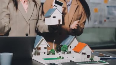 Model projesinde çalışan mimar kadın