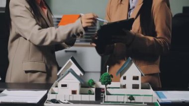 Ofiste çalışan iki genç mimar..