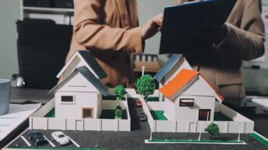 Emlakçı ve model ev modeli ofis masasında..