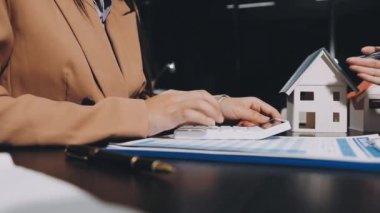 Emlakçı müşteriye evin anahtarını veriyor.