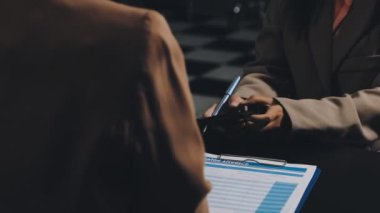 Modern ofiste iş ekibinin birlikte çalışması görüşü yakın.