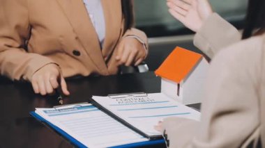 İş kadını ofiste belge imzalıyor