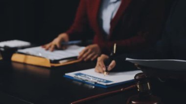 Avukat imzalama belgesi, hukuki danışmanlık, avukat veya hukuk hizmetleri kavramı.