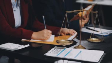 Avukat, terazi, adalet ve hukuk kitabıyla çalışıyor..