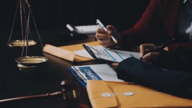 Erkek eller kağıt kalem ve yazı tahtasına tutuyorlar.