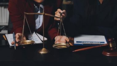 Avukat ve müvekkil iş yerinde hukuk belgelerini tartışıyorlar