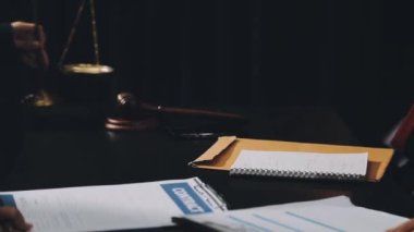 Avukat, büroda belgeler ve belgelerle çalışıyor.